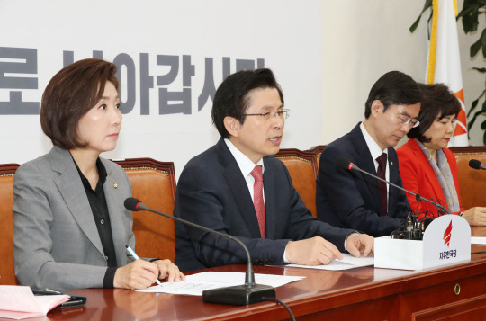 자유한국당 황교안 대표(왼쪽 두번째)가 4일 국회에서 열린 최고위원회의에서 발언하고 있다.  연합뉴스